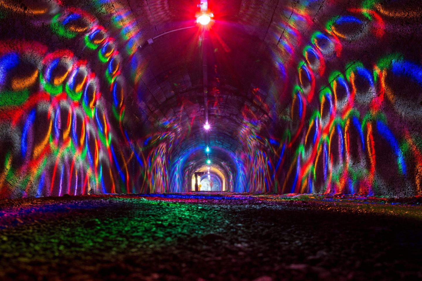 Bunte Lichter und Farben im TunelRi