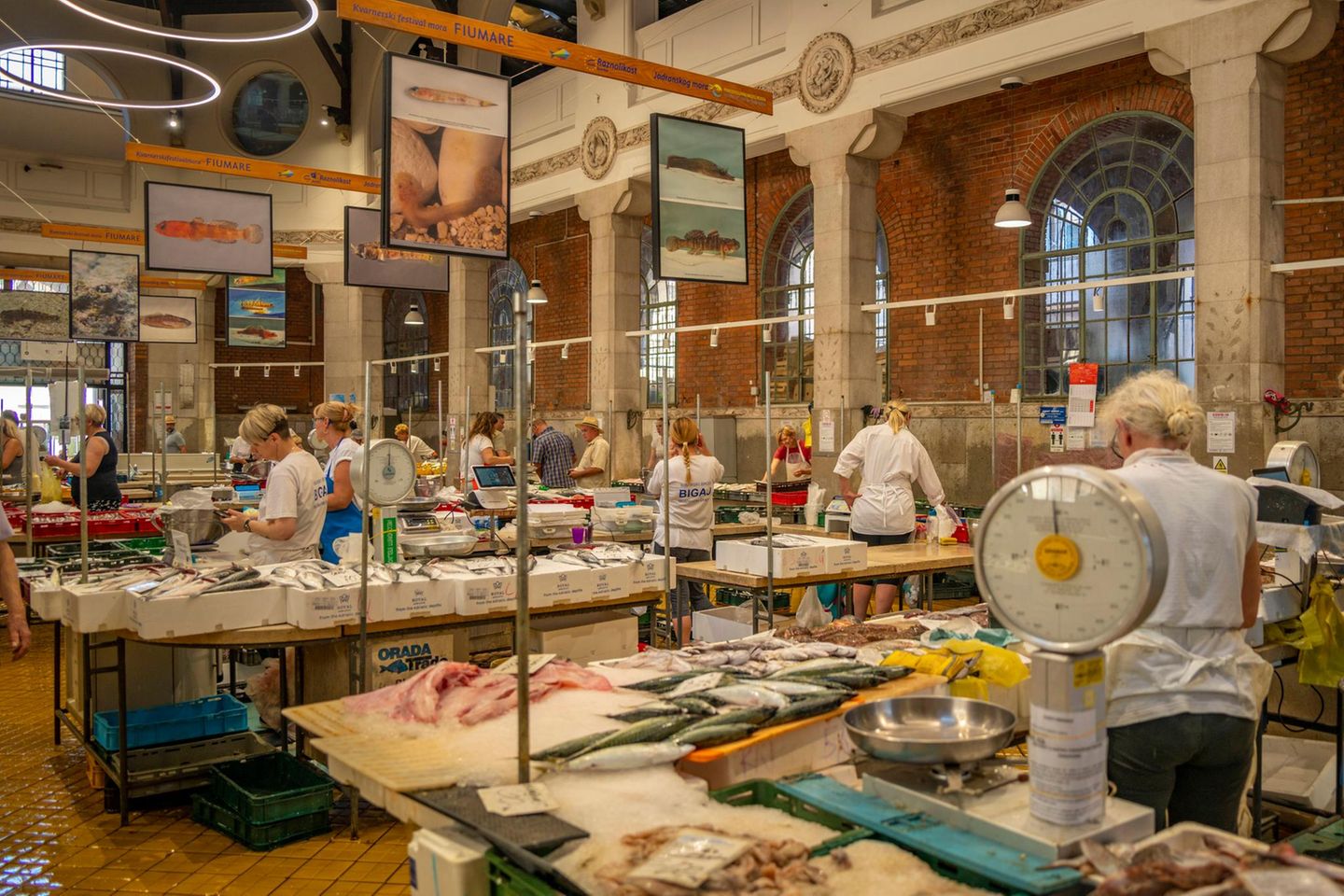 Fischmarkt mit Personen