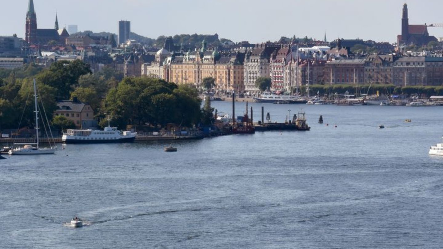 In Stockholm fahren diverse Fähren von zentralen Anlegestellen - zwischen den großen Inseln, auf denen die schwedische Hauptstad