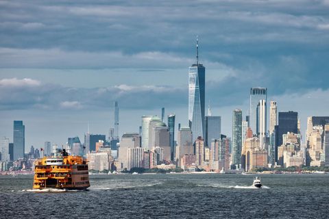 Die ikonischste Skyline der Welt vom Wasser aus: Die meisten New-York-Touristen erleben das auf der Fähre vom Battery Park zur Freiheitsstatue auf Liberty Island. Hierfür gibt es nur einen autorisierten Anbieter – die Statue City Cruises. Fahrt und Zutritt zur Insel kosten ab 26 US-Dollar (rund 22 Euro). Wem aber der Blick auf Freiheitsstatue (und Skyline) reicht und wer nicht auf Liberty Island umherlaufen will, nimmt wie so viele New Yorker die kostenlose Staten Island Ferry, die an der Insel vorbeifährt. Und es gibt noch mehr spannende Fährlinien in New York City. Wer einmal etwa unter der ikonischen Brooklyn Bridge hindurchfahren will, nimmt zum Beispiel die East River Route von NYC Ferry ab Pier 11/Wall Street (ab 4,50 US-Dollar).