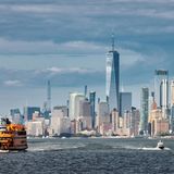 Die ikonischste Skyline der Welt vom Wasser aus: Die meisten New-York-Touristen erleben das auf der Fähre vom Battery Park zur Freiheitsstatue auf Liberty Island. Hierfür gibt es nur einen autorisierten Anbieter – die Statue City Cruises. Fahrt und Zutritt zur Insel kosten ab 26 US-Dollar (rund 22 Euro). Wem aber der Blick auf Freiheitsstatue (und Skyline) reicht und wer nicht auf Liberty Island umherlaufen will, nimmt wie so viele New Yorker die kostenlose Staten Island Ferry, die an der Insel vorbeifährt. Und es gibt noch mehr spannende Fährlinien in New York City. Wer einmal etwa unter der ikonischen Brooklyn Bridge hindurchfahren will, nimmt zum Beispiel die East River Route von NYC Ferry ab Pier 11/Wall Street (ab 4,50 US-Dollar).