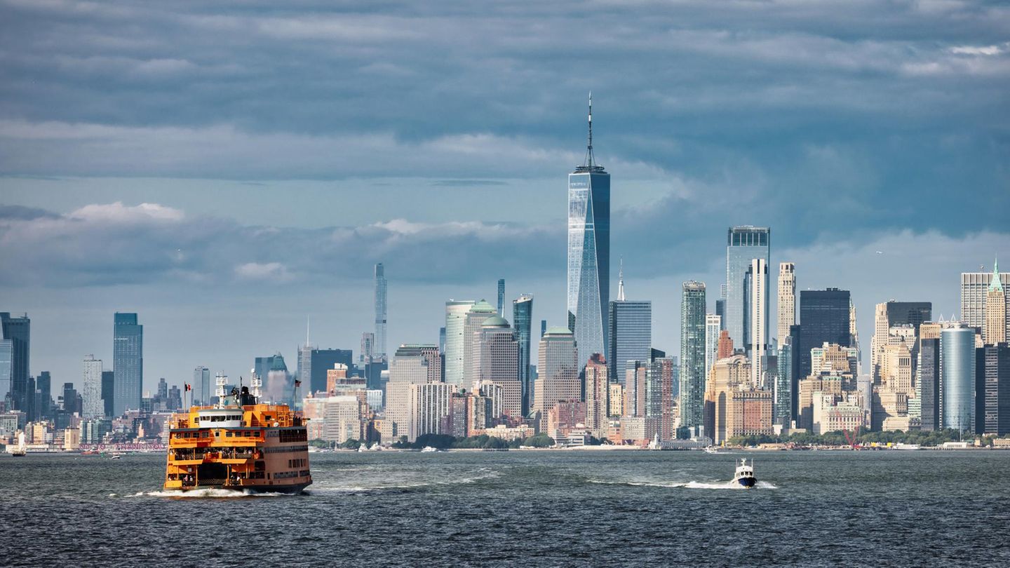 Die ikonischste Skyline der Welt vom Wasser aus: Die meisten New-York-Touristen erleben das auf der Fähre vom Battery Park zur Freiheitsstatue auf Liberty Island. Hierfür gibt es nur einen autorisierten Anbieter – die Statue City Cruises. Fahrt und Zutritt zur Insel kosten ab 26 US-Dollar (rund 22 Euro). Wem aber der Blick auf Freiheitsstatue (und Skyline) reicht und wer nicht auf Liberty Island umherlaufen will, nimmt wie so viele New Yorker die kostenlose Staten Island Ferry, die an der Insel vorbeifährt. Und es gibt noch mehr spannende Fährlinien in New York City. Wer einmal etwa unter der ikonischen Brooklyn Bridge hindurchfahren will, nimmt zum Beispiel die East River Route von NYC Ferry ab Pier 11/Wall Street (ab 4,50 US-Dollar).