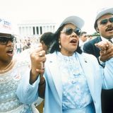 Coretta Scott King, ihr Sohn Martin Luther King III. und ihrer Tochter Bernice singen 1986 in einer Menschenkette in Washington