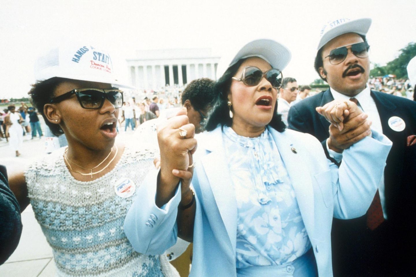 Coretta Scott King, ihr Sohn Martin Luther King III. und ihrer Tochter Bernice singen 1986 in einer Menschenkette in Washington