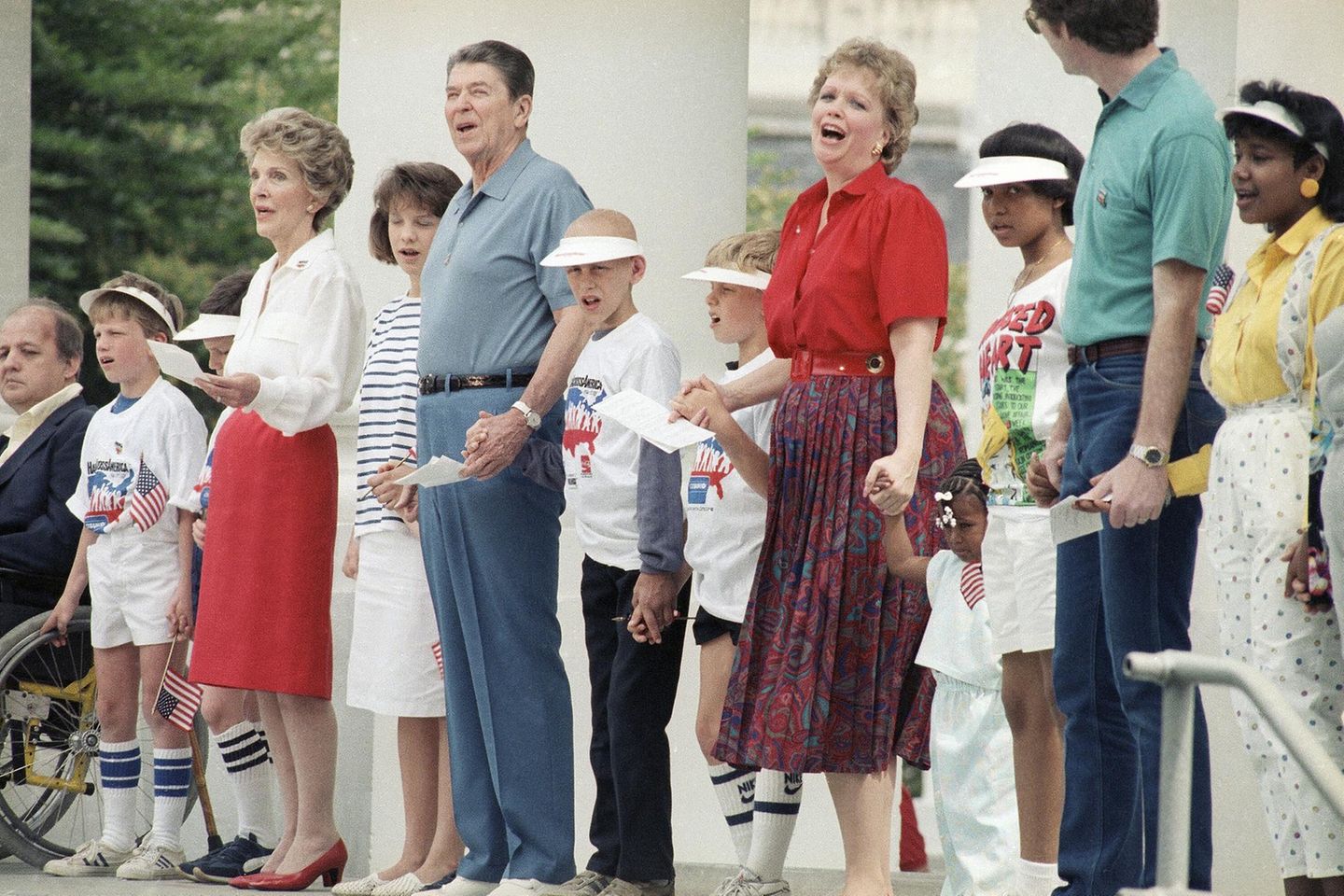 Ronald Reagan, seine Frau Nancy, ihre Tochter Maureen reihen sich 1986 vor dem Weißen Haus in die Menschenkette ein