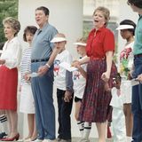Ronald Reagan, seine Frau Nancy, ihre Tochter Maureen reihen sich 1986 vor dem Weißen Haus in die Menschenkette ein