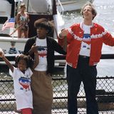 Ein Mädchen, ihre Mutter und ein Mann halten am Hafen von New York Händchen, 1986