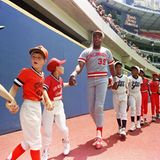 Dave Parker von den Cincinnati Reds reicht Kindern bei einer Spendenaktion 1986 in einem Stadion Pittsburgh die Hand