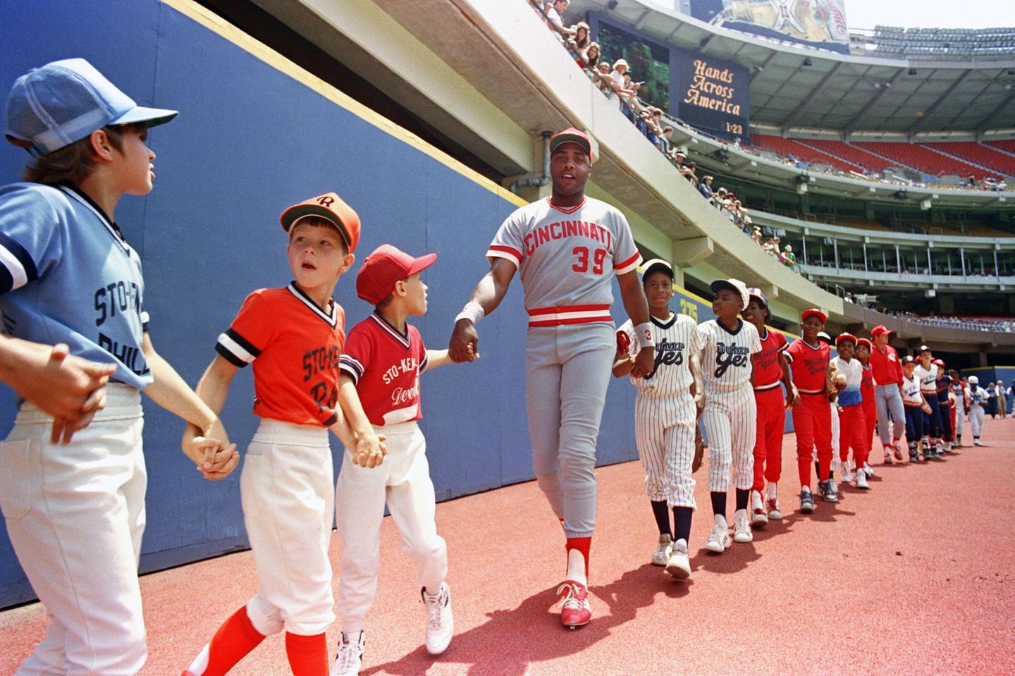 Dave Parker von den Cincinnati Reds reicht Kindern bei einer Spendenaktion 1986 in einem Stadion Pittsburgh die Hand