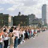 Menschen stehen in New York für den guten Zweck in einer Kette