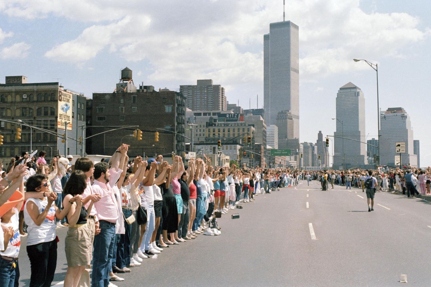 Menschen stehen in New York für den guten Zweck in einer Kette