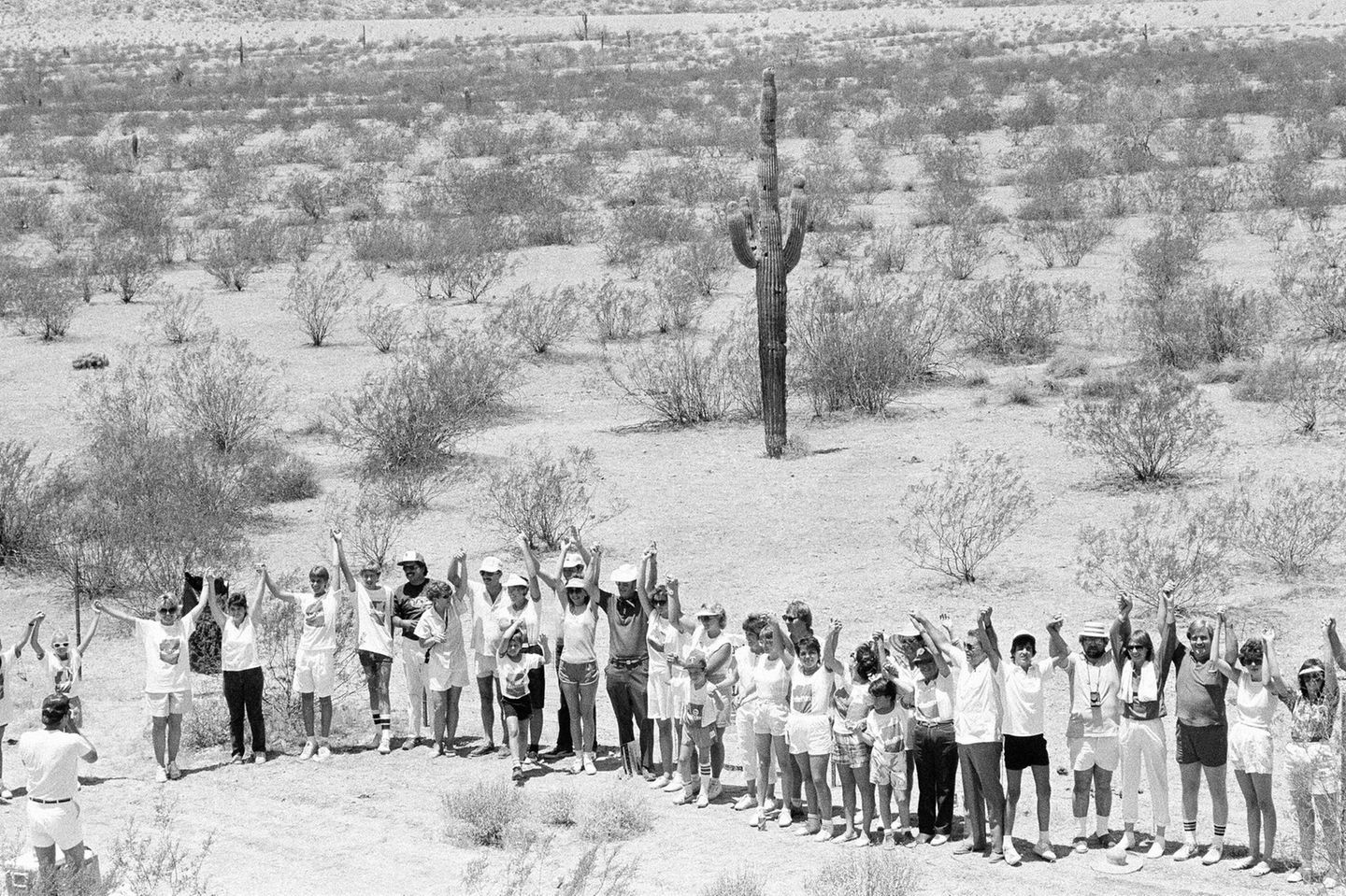 Menschen reihen sich 1986 während der Aktion "Hands Across America" in der Wüste von Arizona auf