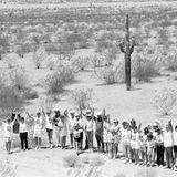 Menschen reihen sich 1986 während der Aktion "Hands Across America" in der Wüste von Arizona auf