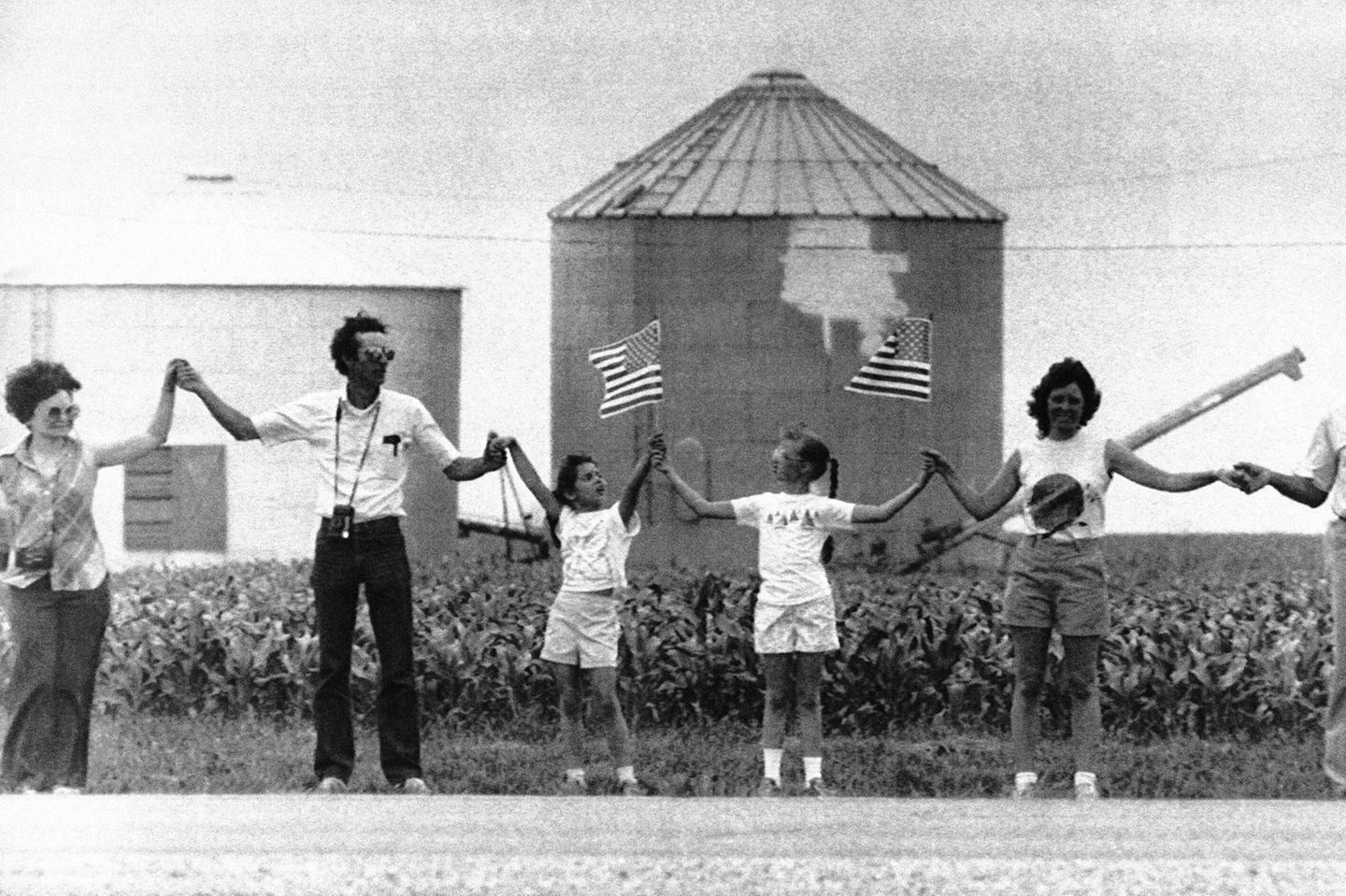 Menschen halten 1986 während einer Benefizaktion in Illinois Hände