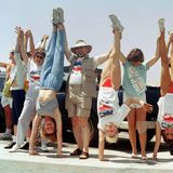 Frauen machen Handstand in einer Menschenkette in Kalifornien, 1986
