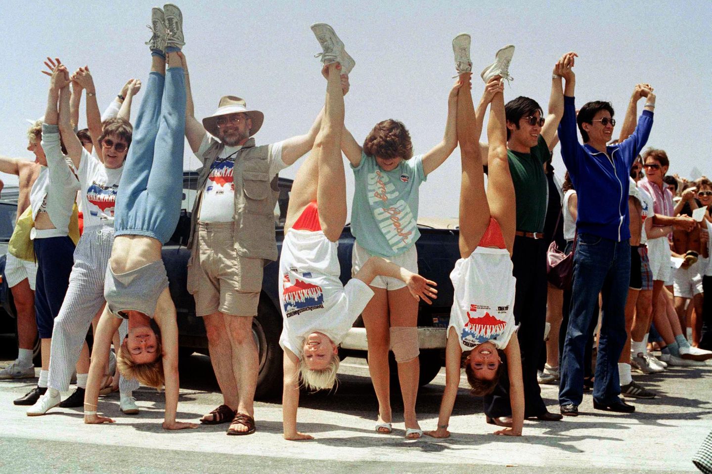 Frauen machen Handstand in einer Menschenkette in Kalifornien, 1986