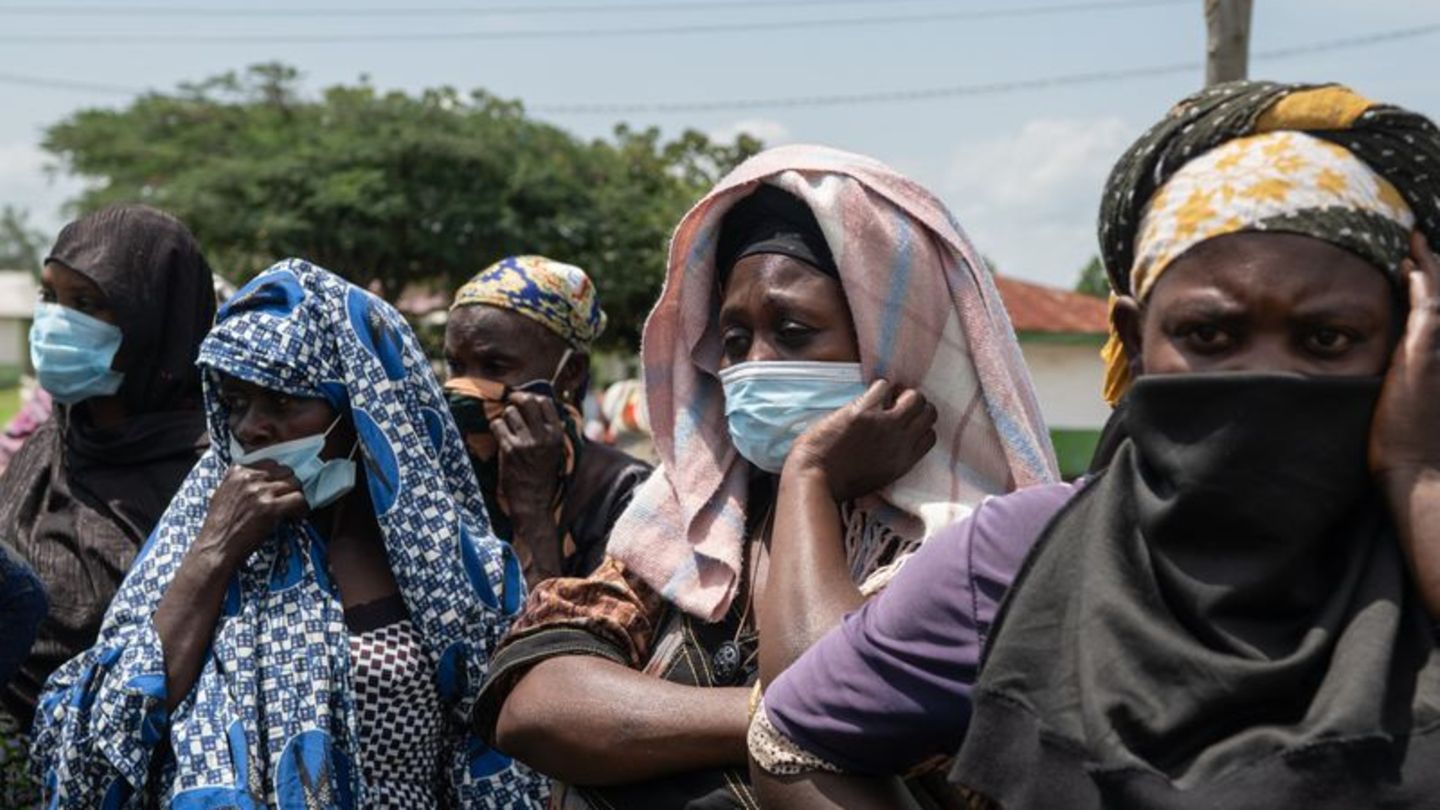 Angehörige sehen zu, wie an Ebola verstorbene Menschen aus einem Gesundheitszentrum in Rwampara, Kongo, gebracht werden. Foto: M