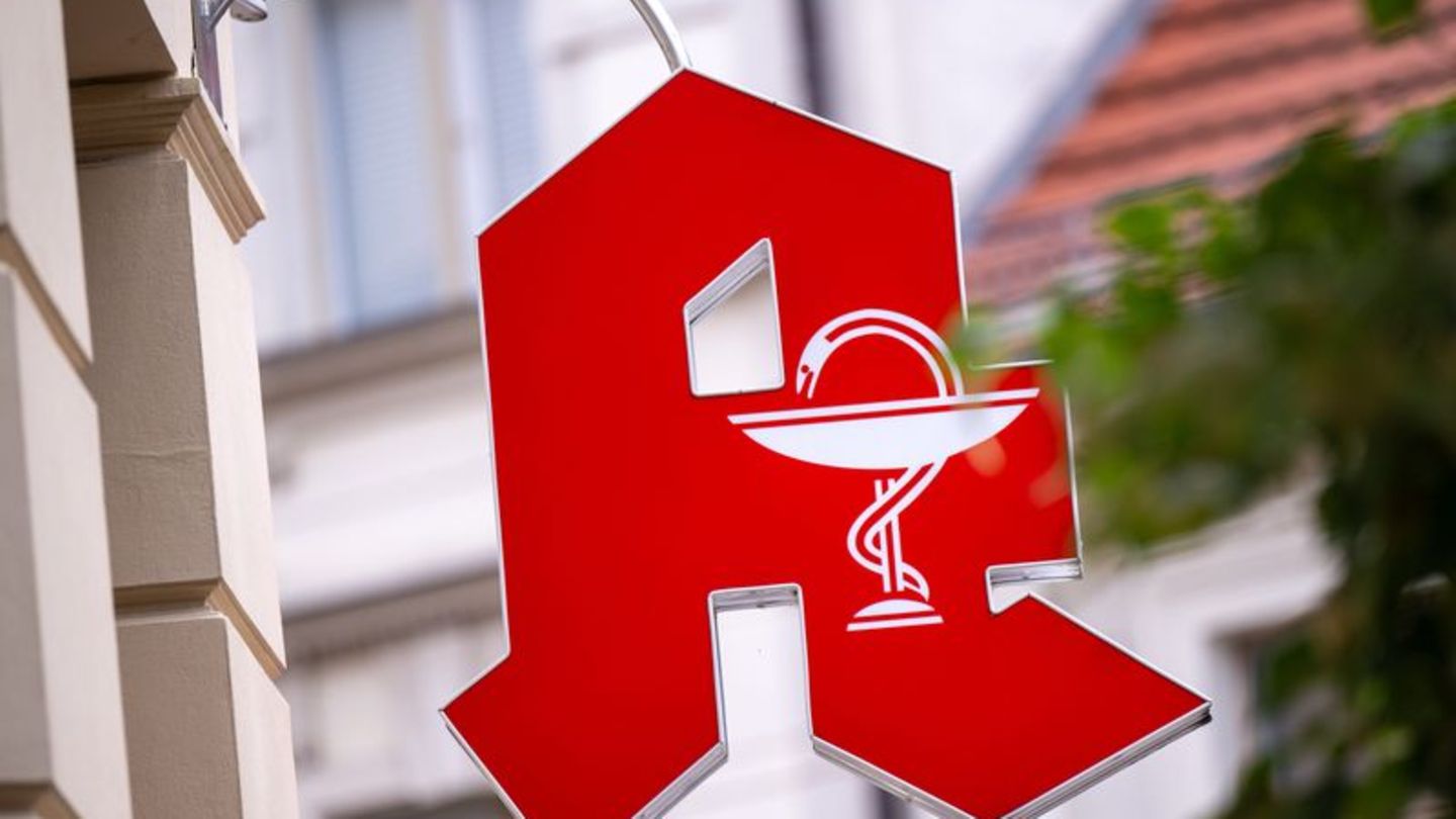 Mehr als nur Medikamente: Apotheken bieten seit 2022 pharmazeutische Dienstleistungen an. Foto: Monika Skolimowska/dpa