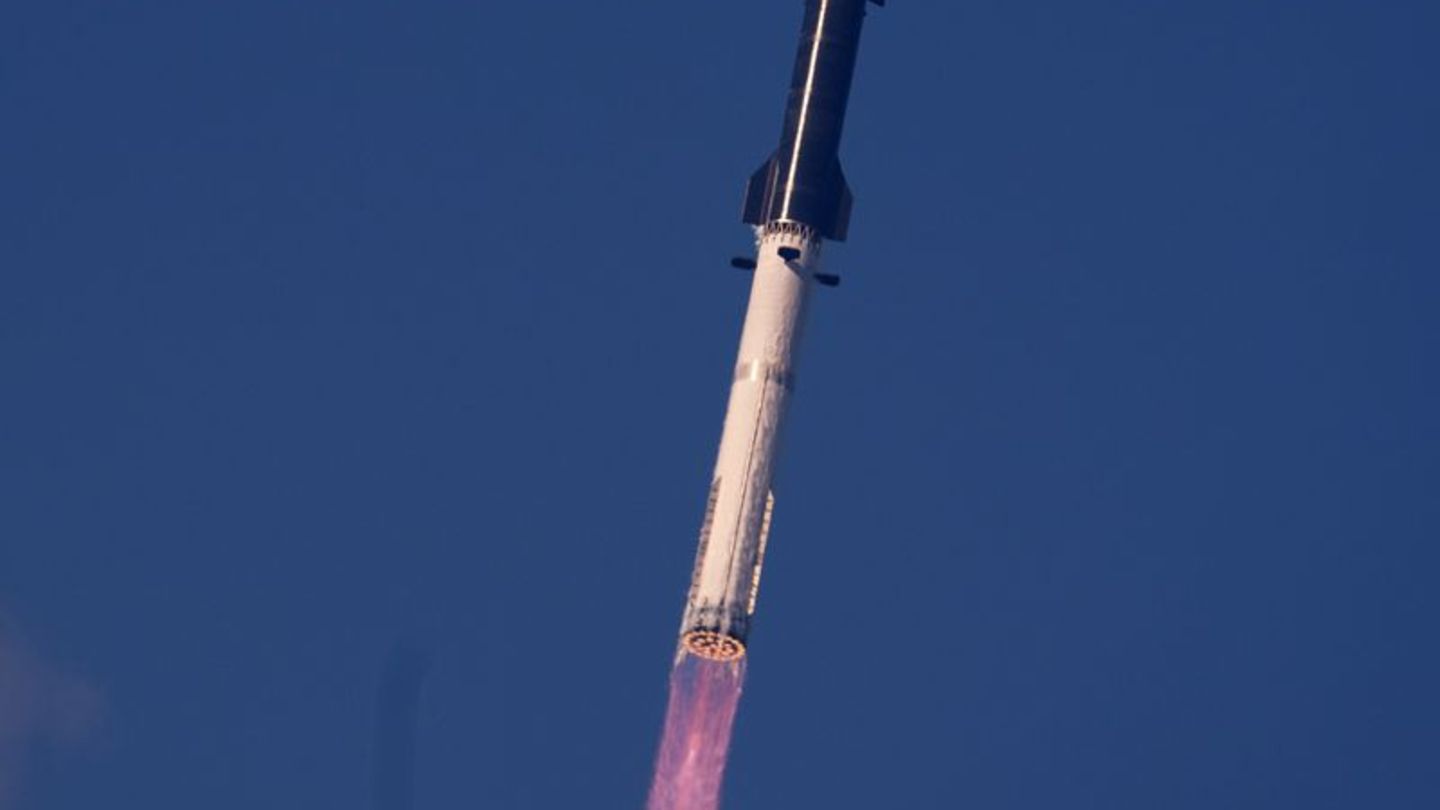 Eine überarbeitete Version der Riesen-Rakete hat einen zwölften Testflug absolviert. Foto: Eric Gay/AP/dpa