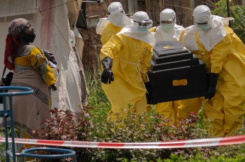 Rotkreuzhelfer waren unter den ersten Ebola-Opfern. Foto: Moses Sawasawa/AP/dpa