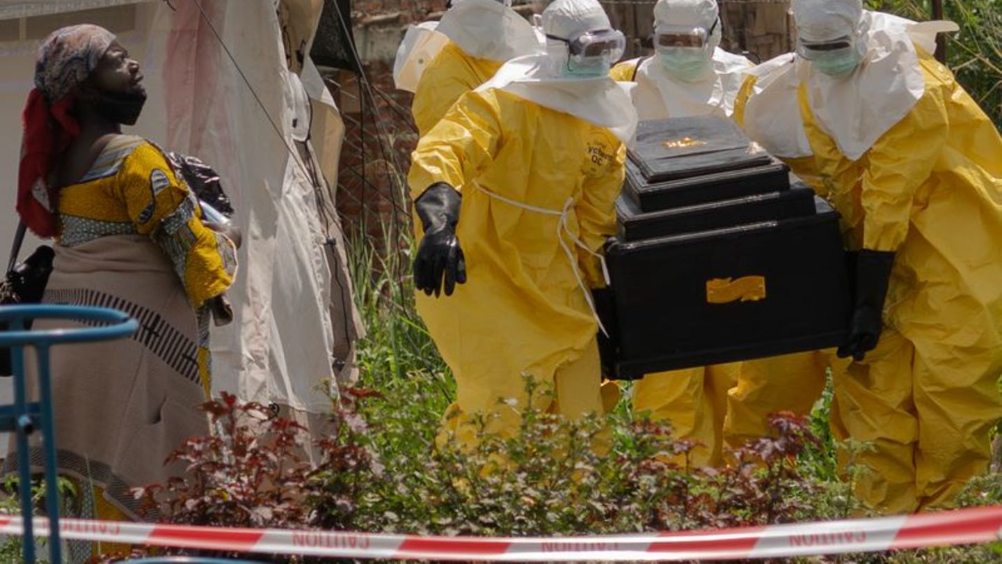 Rotkreuzhelfer waren unter den ersten Ebola-Opfern. Foto: Moses Sawasawa/AP/dpa