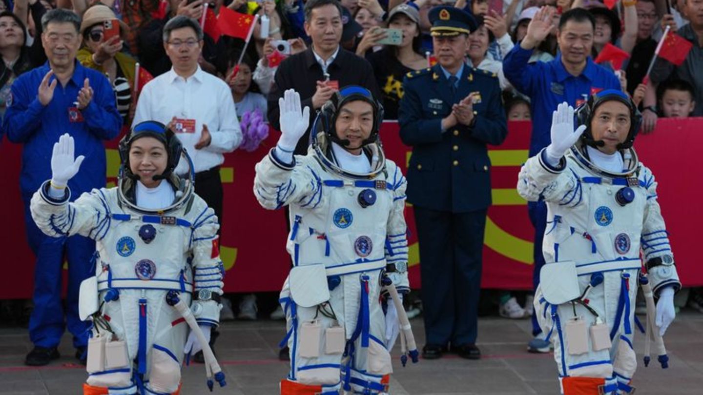 Die Crew soll auf der Raumstation die derzeitige Besatzung ablösen. Foto: Ng Han Guan/AP/dpa