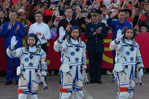 Die Crew soll auf der Raumstation die derzeitige Besatzung ablösen. Foto: Ng Han Guan/AP/dpa