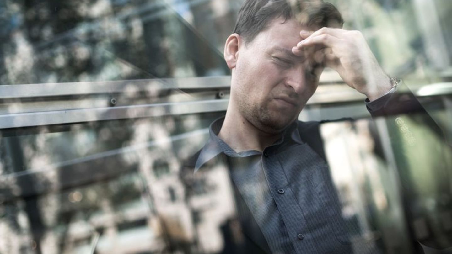 Betroffene einer hochfunktionalen Depression wirken nach außen stabil, gehen zur Arbeit und bewältigen ihren Alltag - innerlich