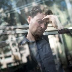 Betroffene einer hochfunktionalen Depression wirken nach außen stabil, gehen zur Arbeit und bewältigen ihren Alltag - innerlich