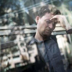 Betroffene einer hochfunktionalen Depression wirken nach außen stabil, gehen zur Arbeit und bewältigen ihren Alltag - innerlich