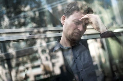 Betroffene einer hochfunktionalen Depression wirken nach außen stabil, gehen zur Arbeit und bewältigen ihren Alltag - innerlich