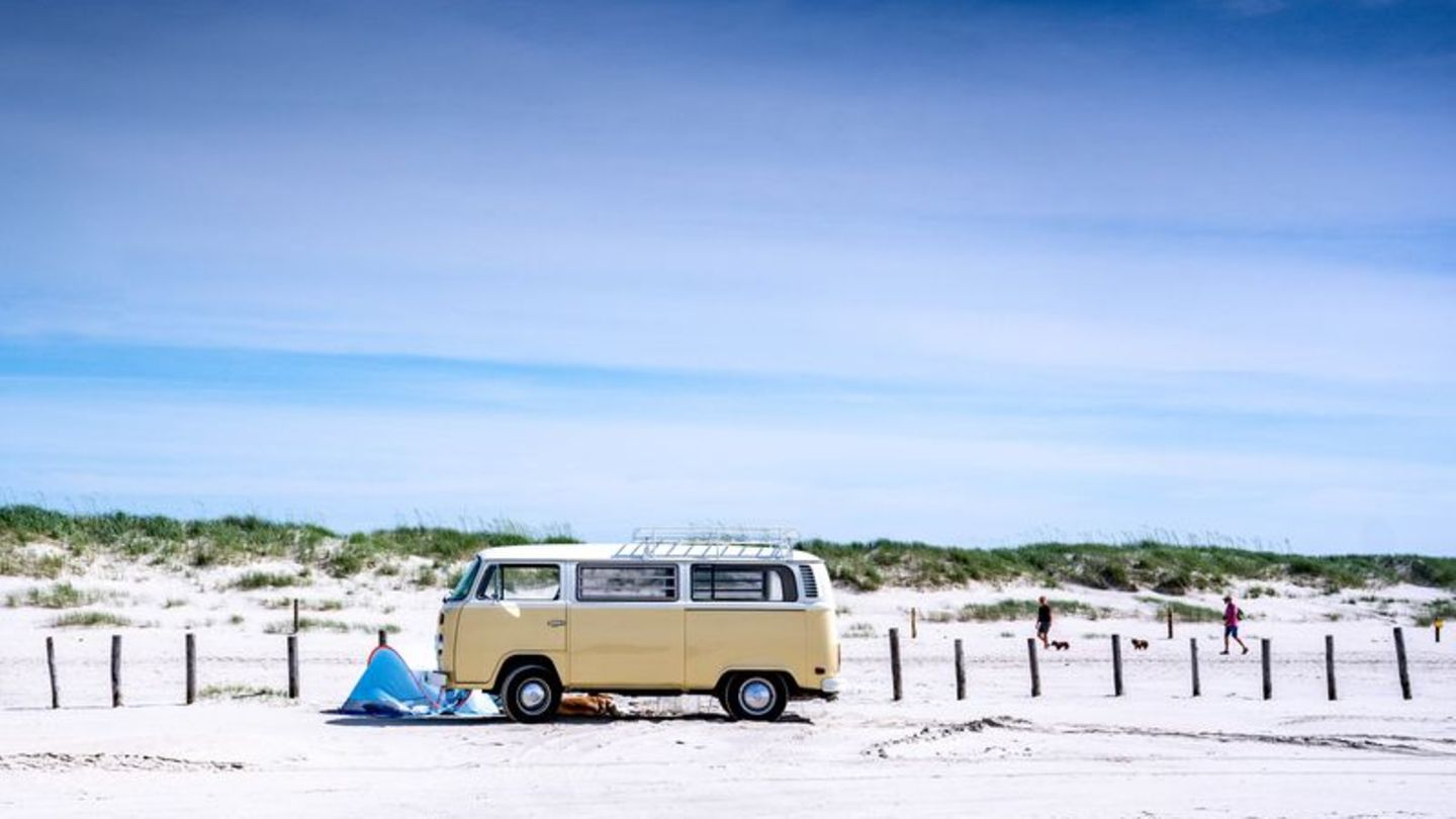 Lüften hilft viel: Das gilt auch für Campingbusse jeden Jahrgangs. Foto: Axel Heimken/dpa/dpa-tmn