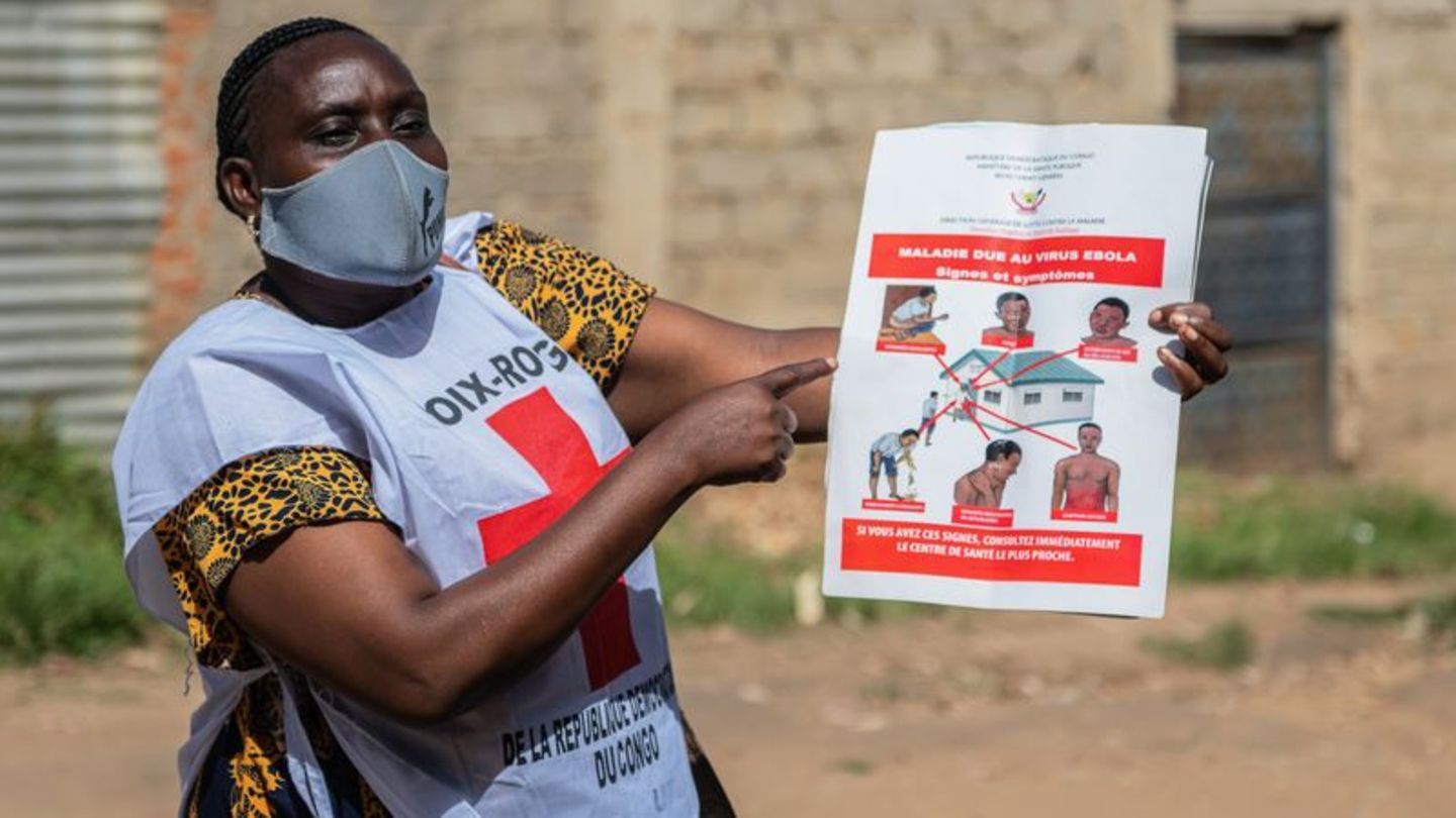 Helfer des Roten Kreuzes betreiben Aufklärung über Ebola - aber zahlreiche Menschen in der betroffenen Region halten die Krankhe