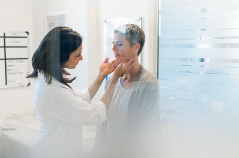 Eine Ärztin untersucht eine Patientin