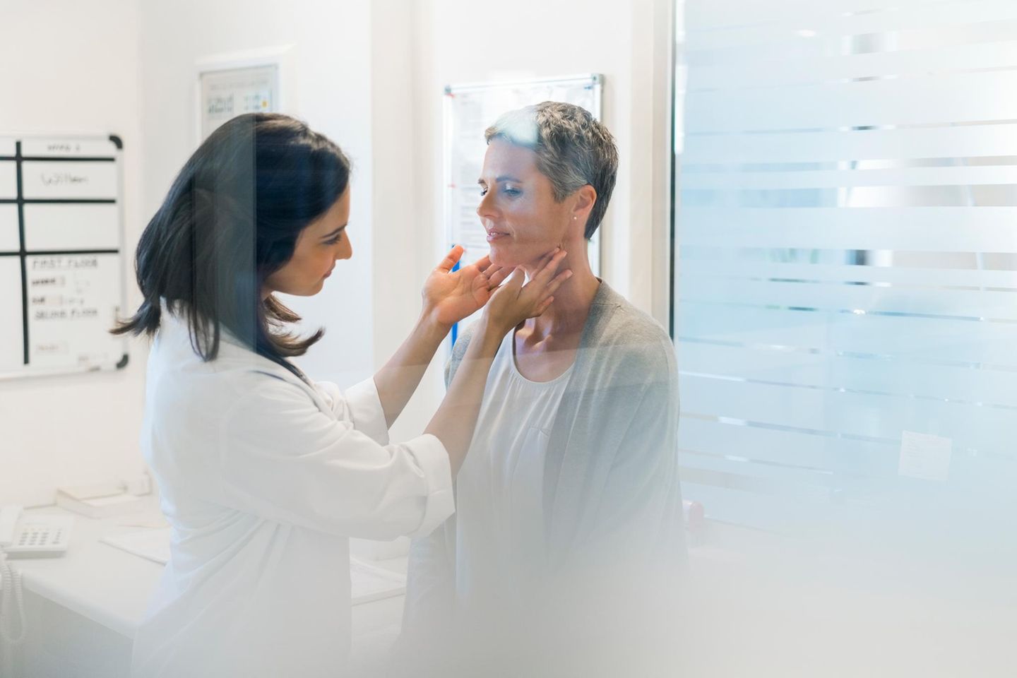 Eine Ärztin untersucht eine Patientin