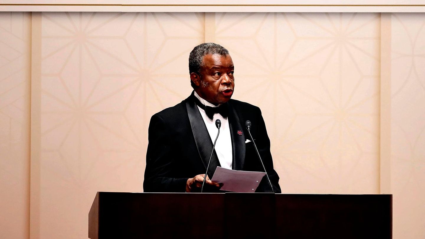 Jean-Jacques Muyembe hält eine Rede