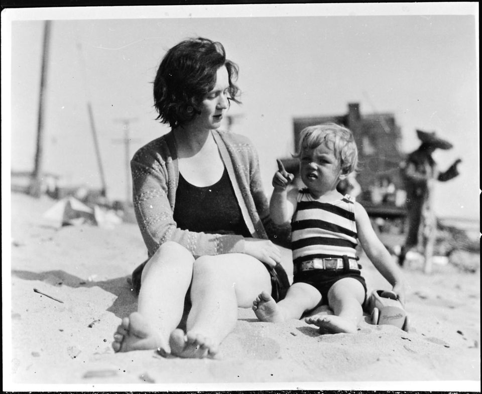 Marilyn Monroe als 3 jährige mit ihrer Mutter am Strand