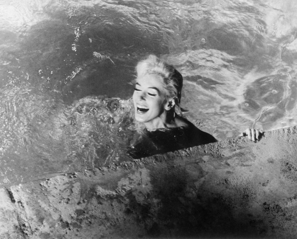 Marilyn Monroe im pool während der Dreharbeiten zu ihrem letzten Film, der nicht vollendet werden konnte
