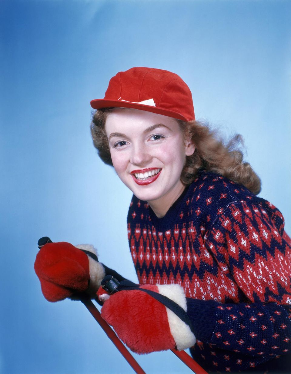 Marilyn Monroe lächelt 1946 in die Kamera - ihre Haare sind brünett