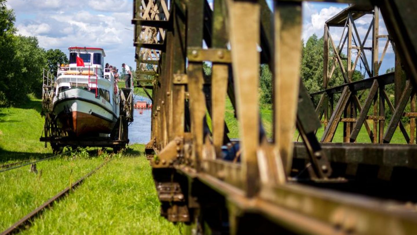 Weiße Flotte auf Schienen: Am Oberlandkanal werden Schiffe in einem Wagen den Hang hinaufgezogen – angetrieben von Wasserkraft.