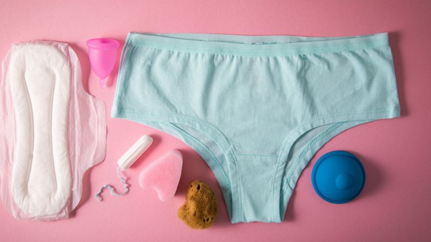 Vielfalt der Menstruationsprodukte: von Tampons über Menstruationstassen bis hin zu Periodenunterwäsche. Jede sollte das Produkt