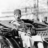 Mehmed VI fährt in einem Automobil durch die Straßen Konstantinopels