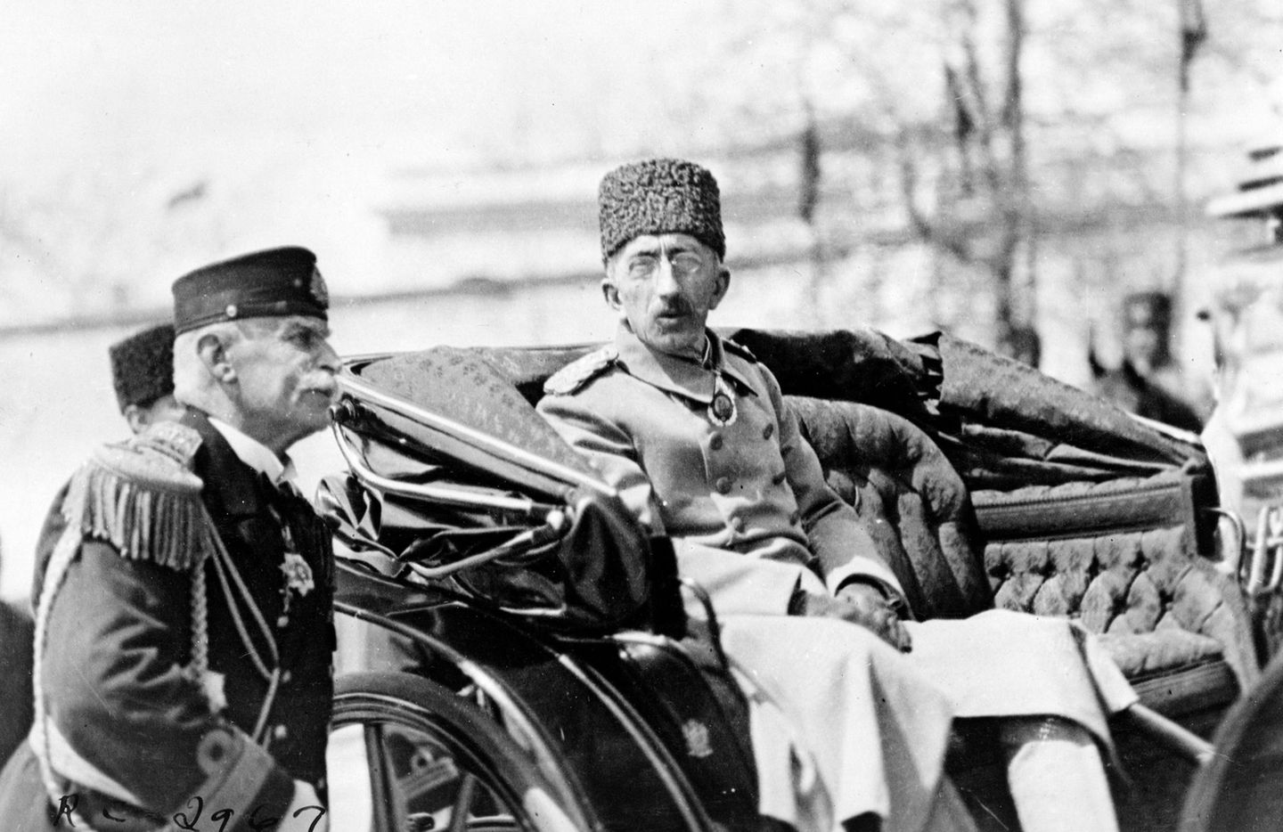 Mehmed VI fährt in einem Automobil durch die Straßen Konstantinopels