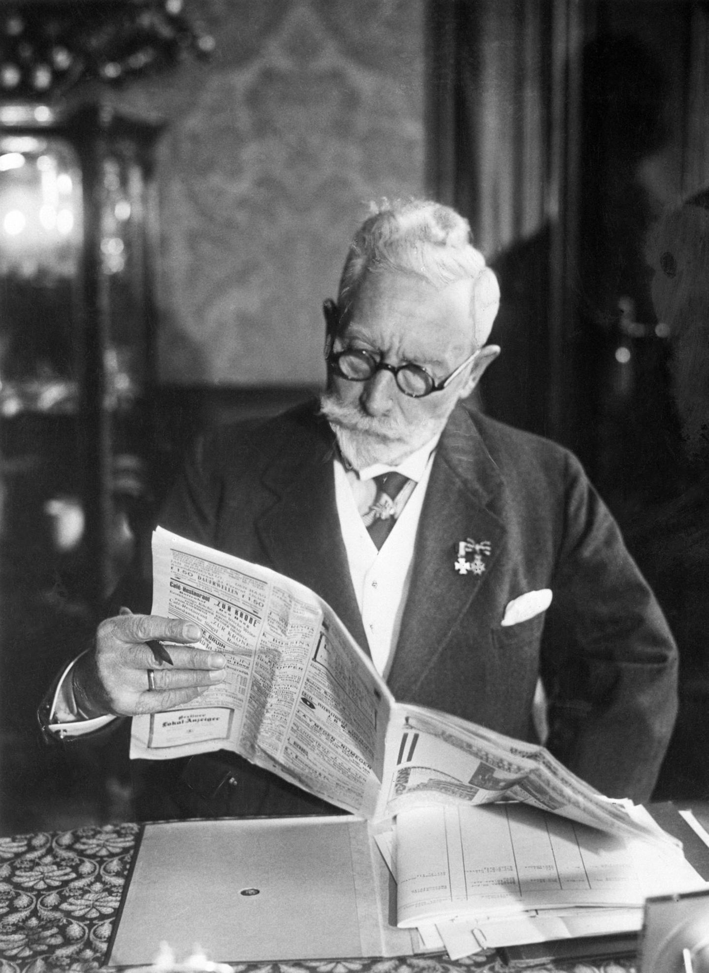 Wilhelm II ließt eine Zeitung im Haus Doorn