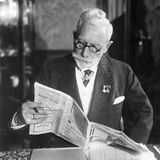 Wilhelm II ließt eine Zeitung im Haus Doorn