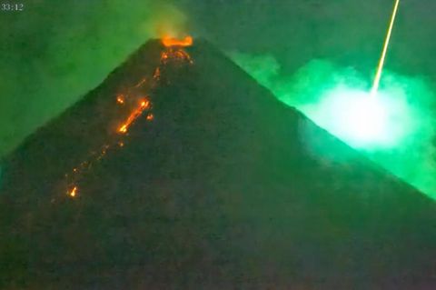 Philippinen: Vulkanausbruch trifft Meteor: Seltenes Naturschauspiel am Mayon