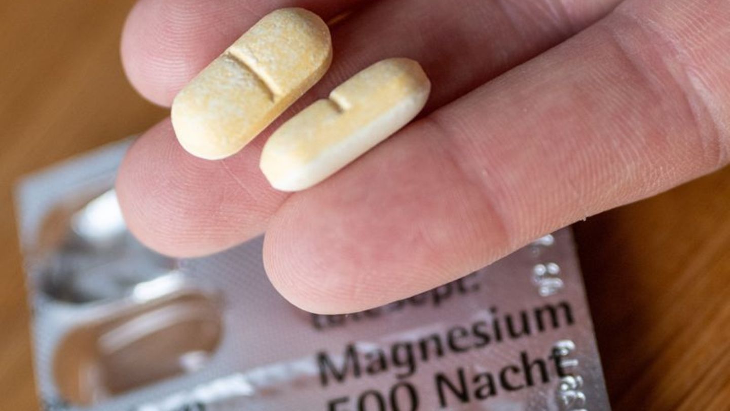 Magnesium-Präparate sind weit verbreitet: Im Handel gibt es zahlreiche Produkte, die gezielt an Sportler, Schwangere und Seniore