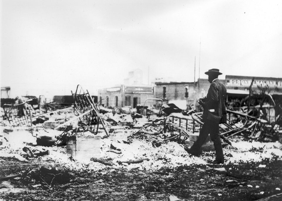 Schwarze Männer werden Anfang Juni 1921 in Greenwood festgenommen