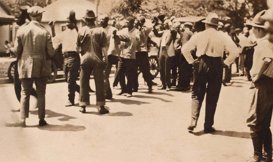 Nach den Unruhen werden schwarze Männer Anfang Juni 1921 in der Stadt Tulsa festgenommen