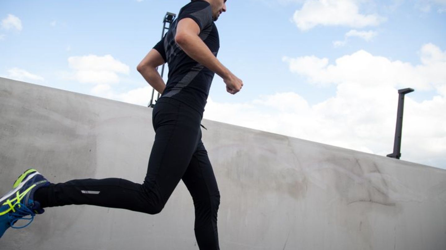 Flexibilität statt Perfektion: Auch kurze Trainingseinheiten oder alternative Bewegungsformen können helfen, die Fitness-Routine